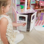 Casuta pentru papusi Country Estate KidKraft cu sunete si lumini 135 x 117 cm din lemn MDF
